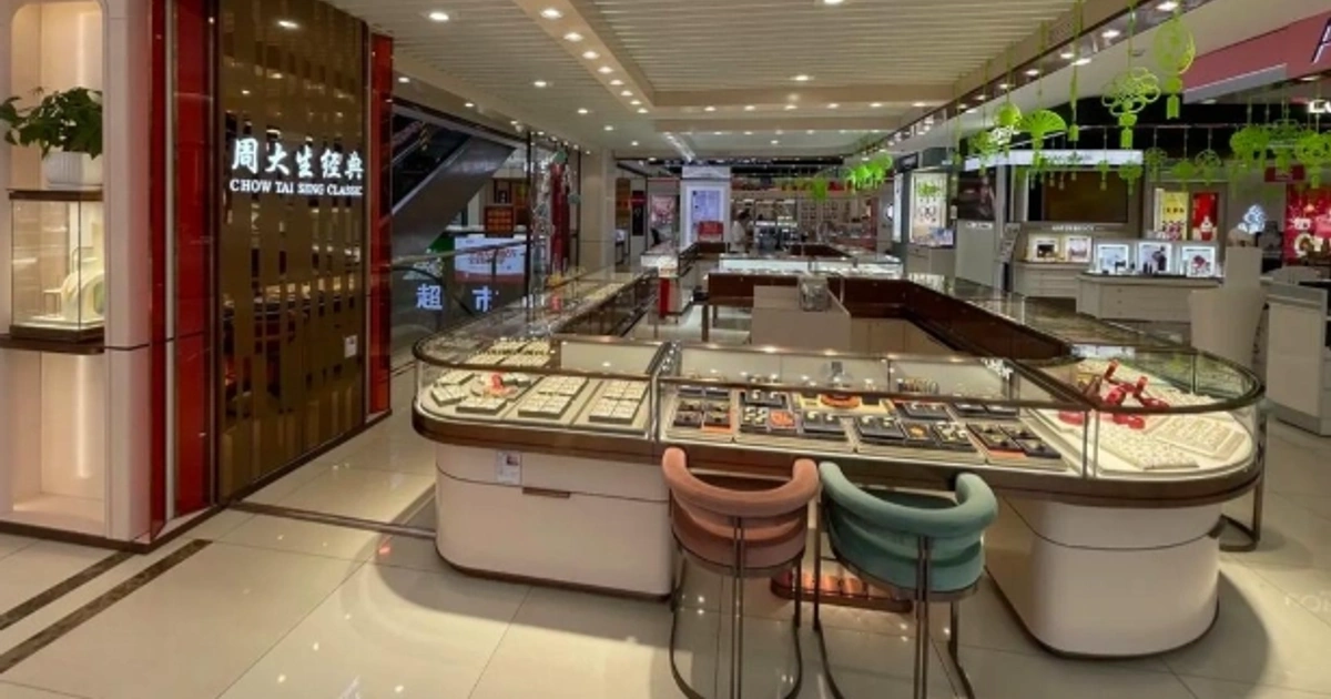 金价狂飙的涨价陷阱:周大生五百家门店蒸发背后的渠道洗牌