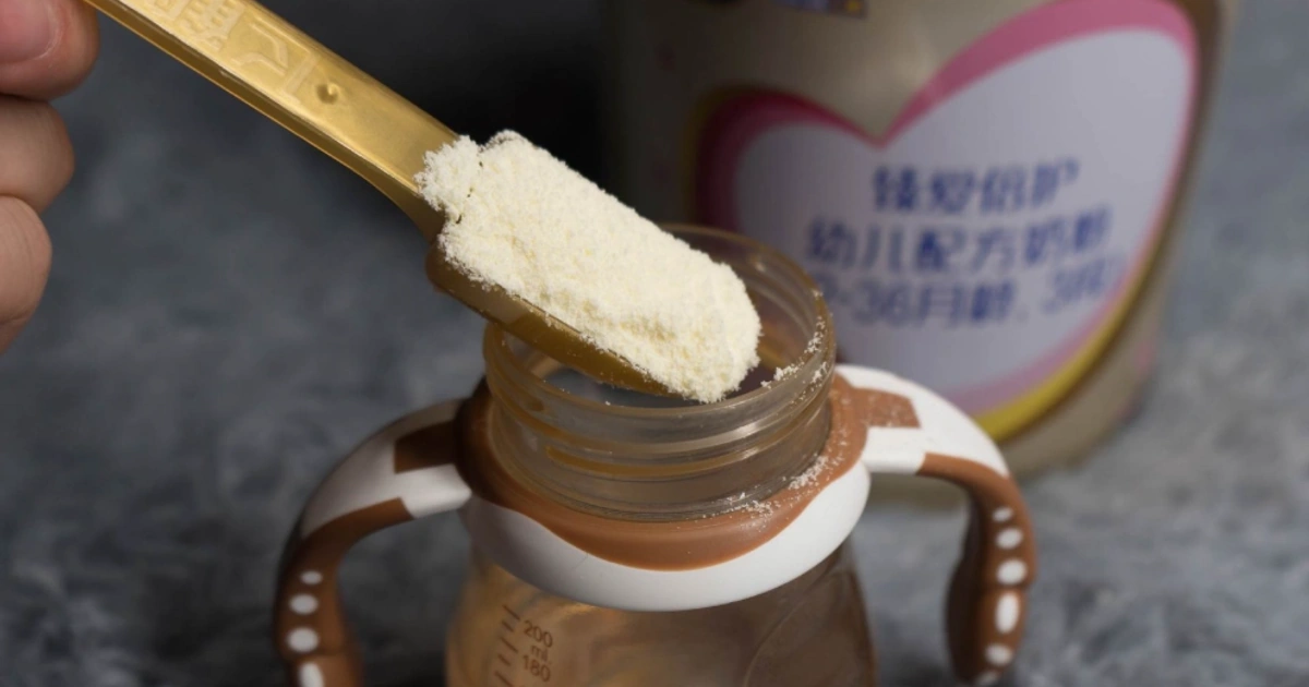 褐色粉末里的信任暗礁:飞鹤的公关防御与国产奶粉的存量反噬